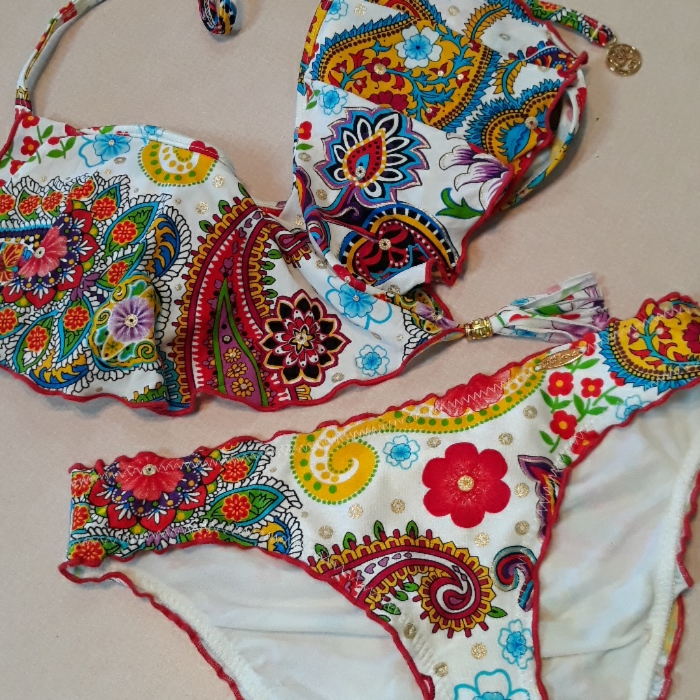Bikini - Picture 2 of 3